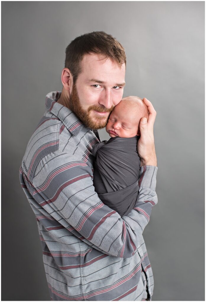 Newborn and dad pose | CB Studio | Iowa Photographer