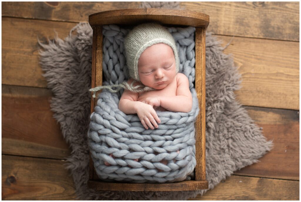 Newborn Pose in Wooden Bed | Newborn Session | Iowa Newborn Photographer | CB Studio