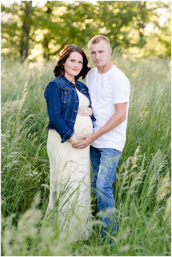 Maternity session in a pasture | Maternity Poses | Iowa Maternity Photographer | CB Studio