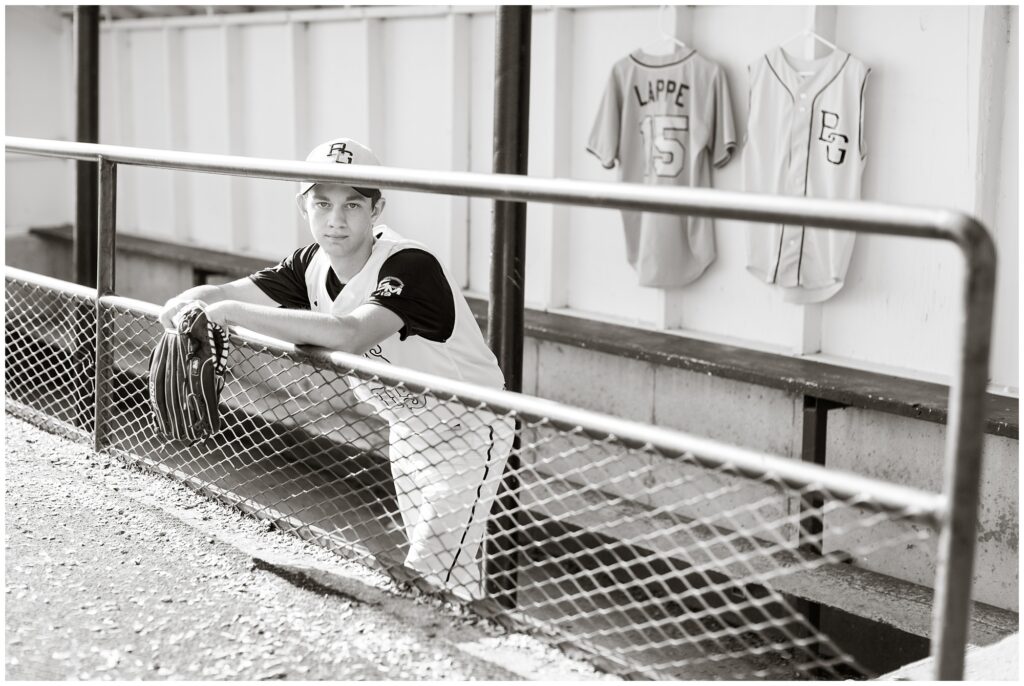 Baseball themed senior photos | Iowa Senior Photographer | CB Studio