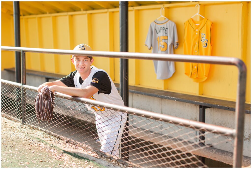 Baseball themed senior photos | Iowa Senior Photographer | CB Studio