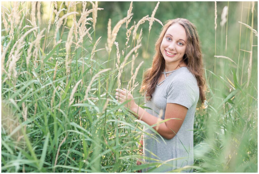 Senior photos open grassy field | senior poses | Iowa Senior Photographer | CB Studio