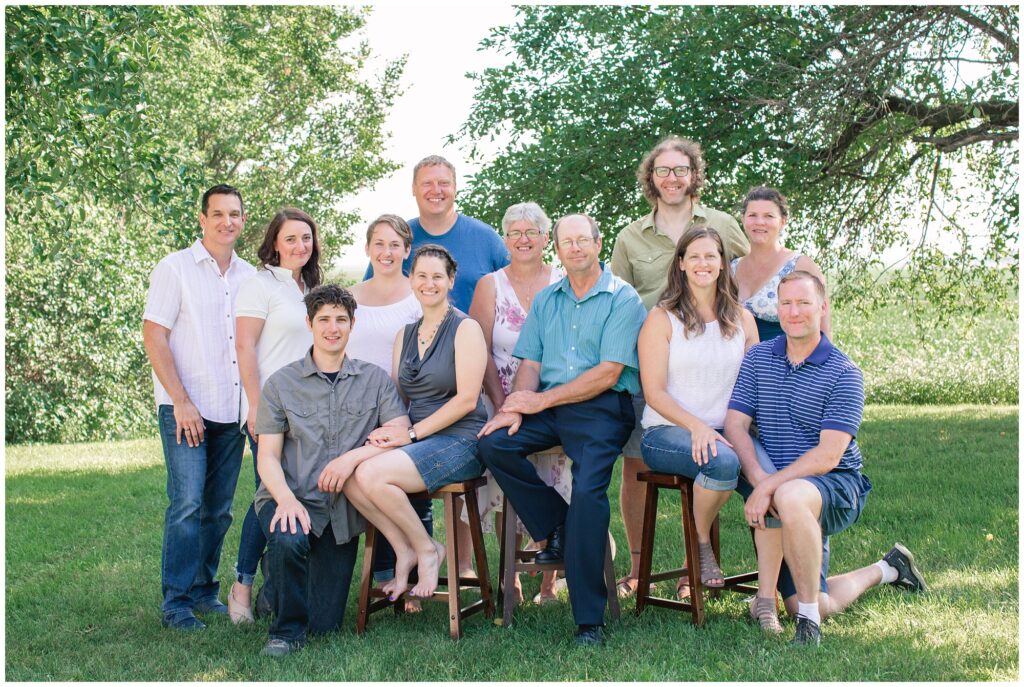 Large family pose photo portrait | Iowa Family Photographer | CB Studio