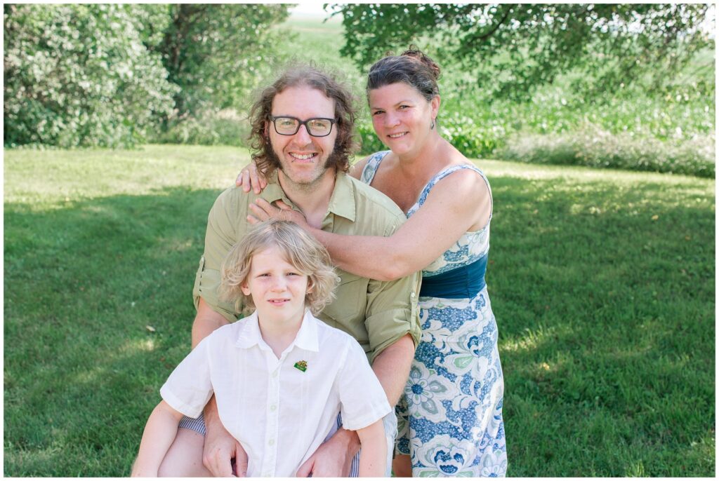 Large family pose photo portrait | Iowa Family Photographer | CB Studio