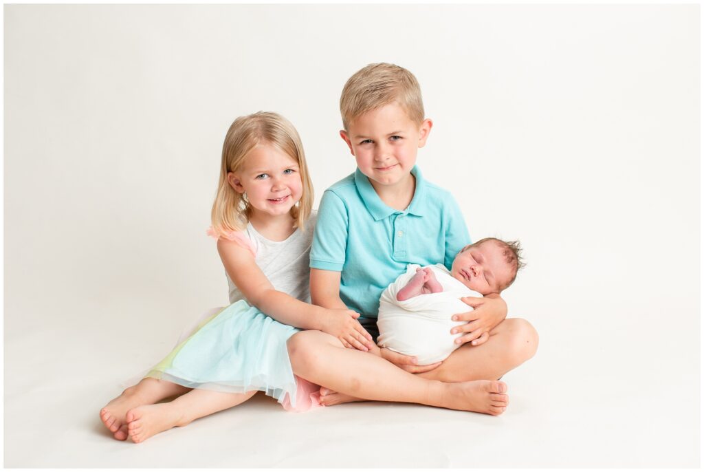 Newborn family sibling pose | Iowa Newborn Photographer | CB Studio