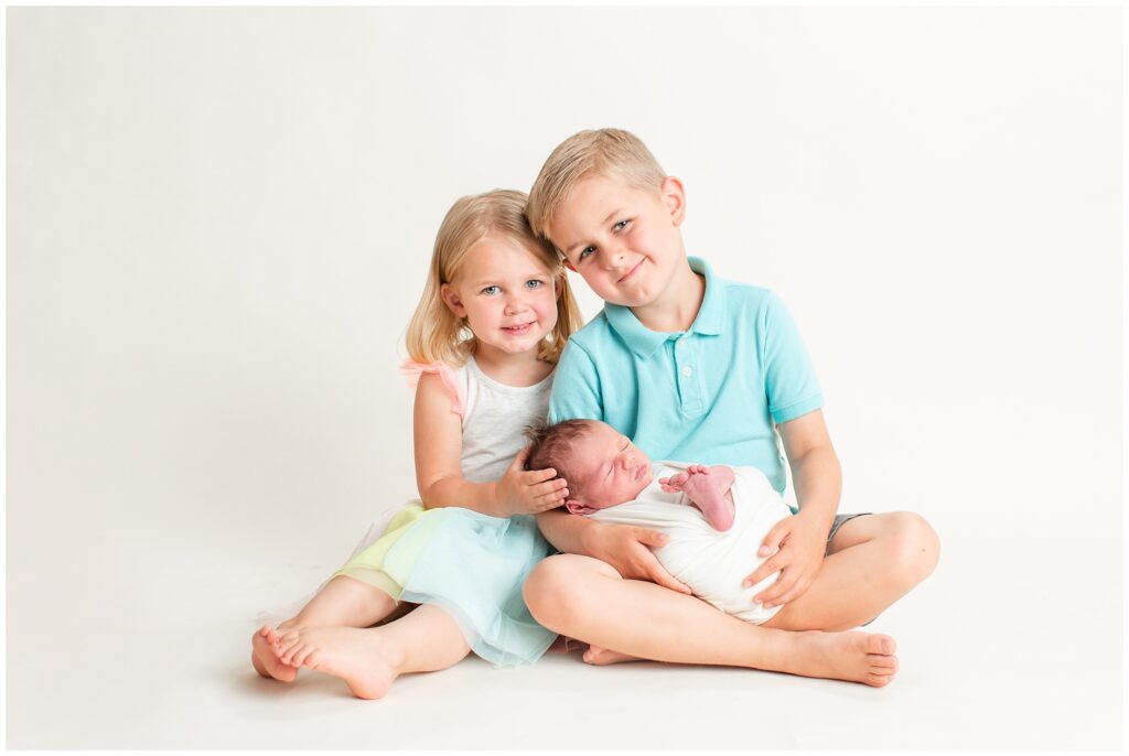 Newborn family sibling pose | Iowa Newborn Photographer | CB Studio