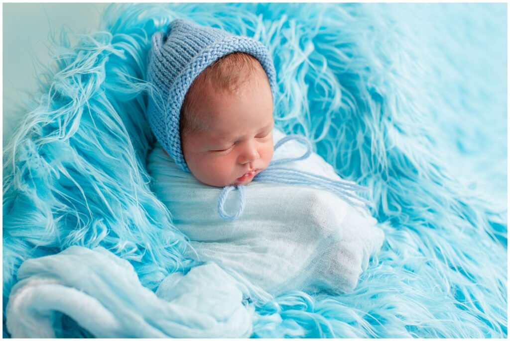 Newborn blue wrap and bonnet pose | Iowa Newborn Photographer | CB Studio