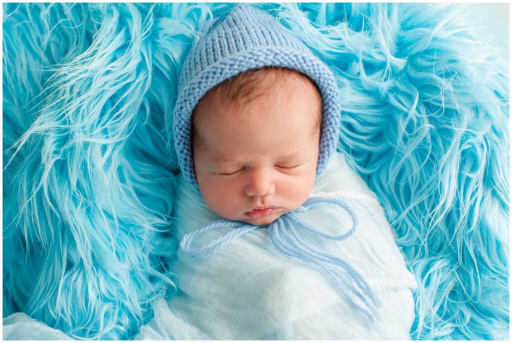Newborn blue wrap and bonnet pose | Iowa Newborn Photographer | CB Studio