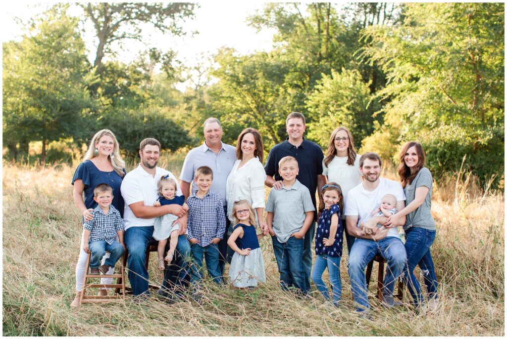 Large family photography and poses | Iowa Family Photographer | CB Studio