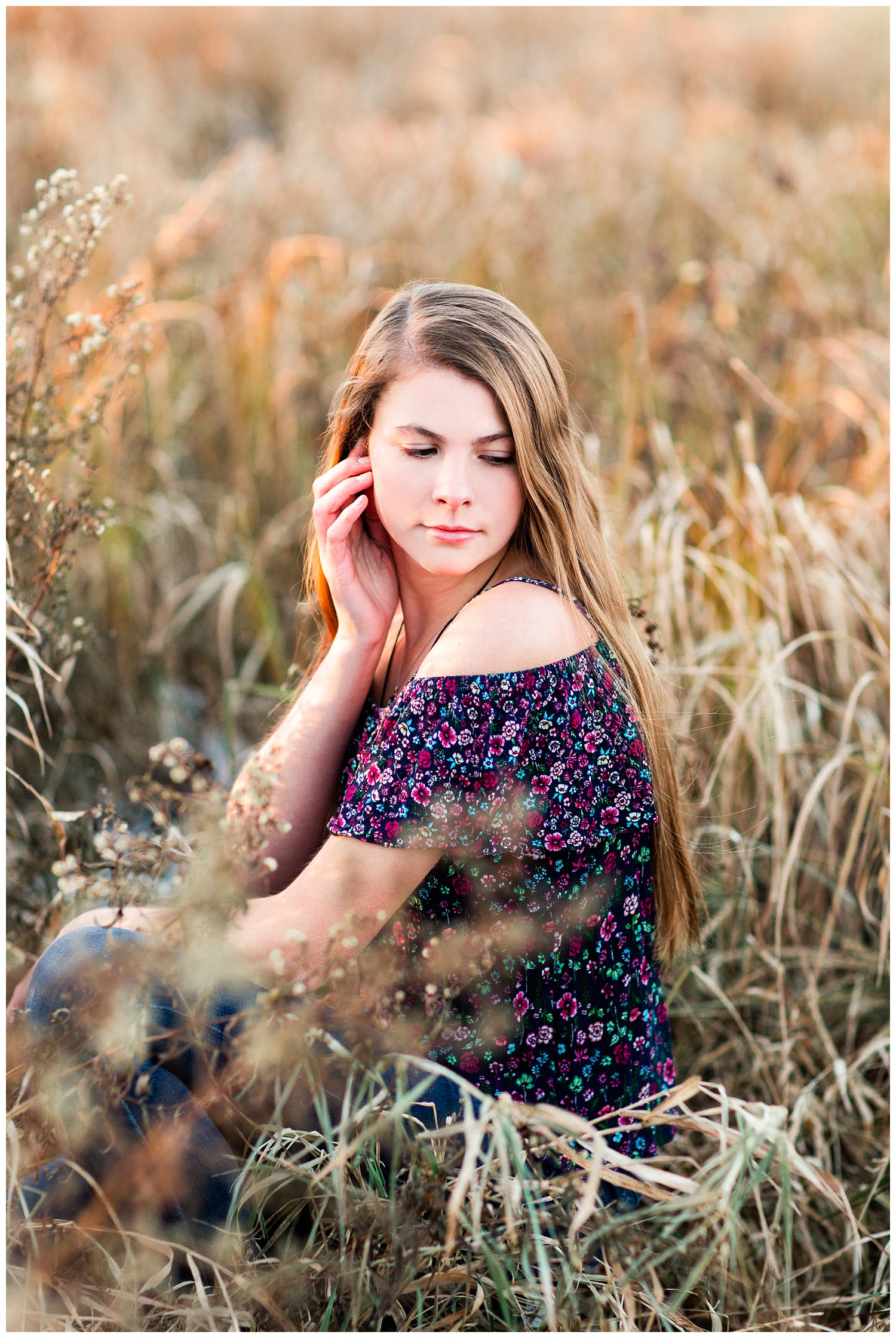 Senior girl sitting in a field of grass during the fall | Iowa Senior Photographer | CB Studio