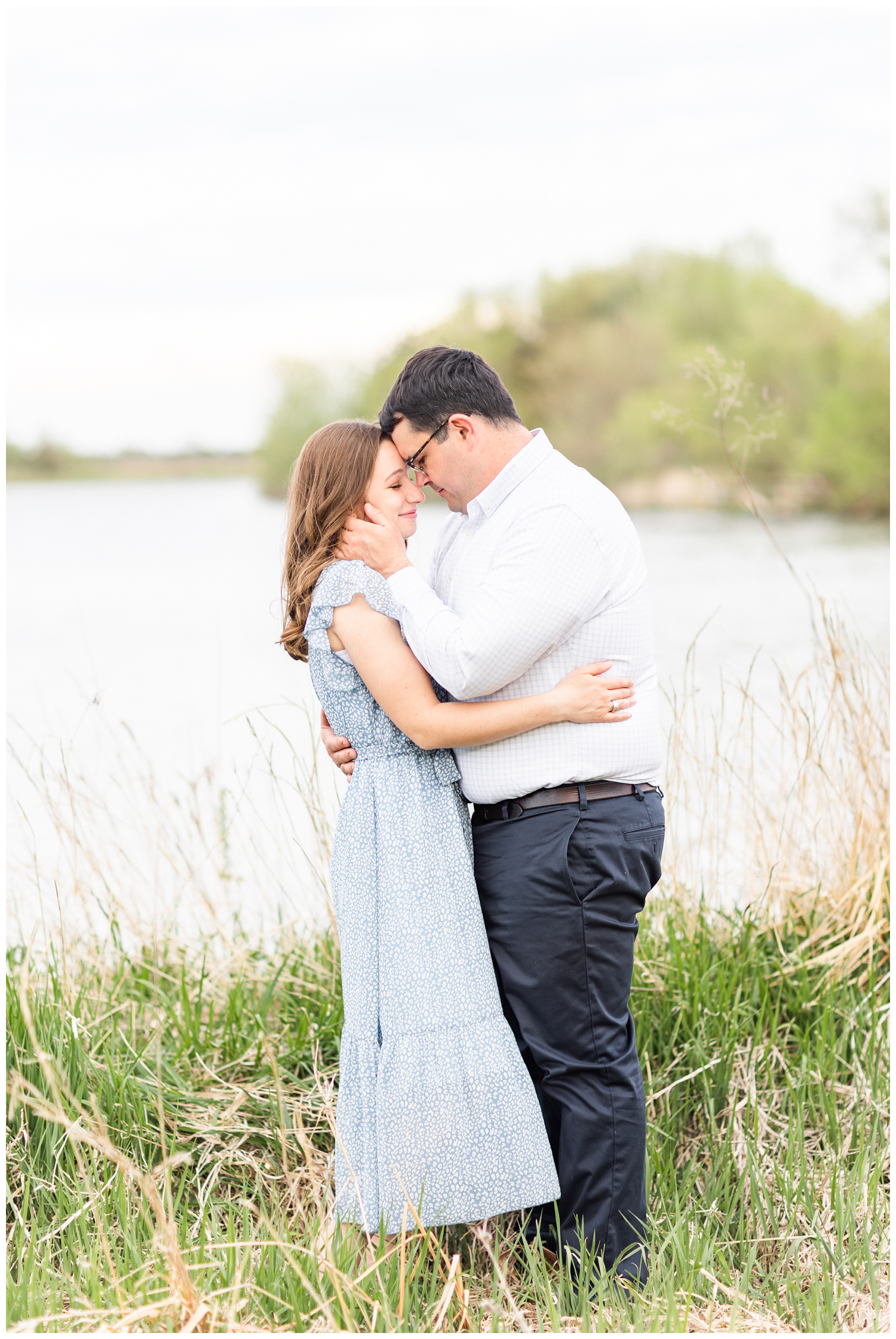 Joe and Leslie embrace with Smith Lake in the background | CB Studio