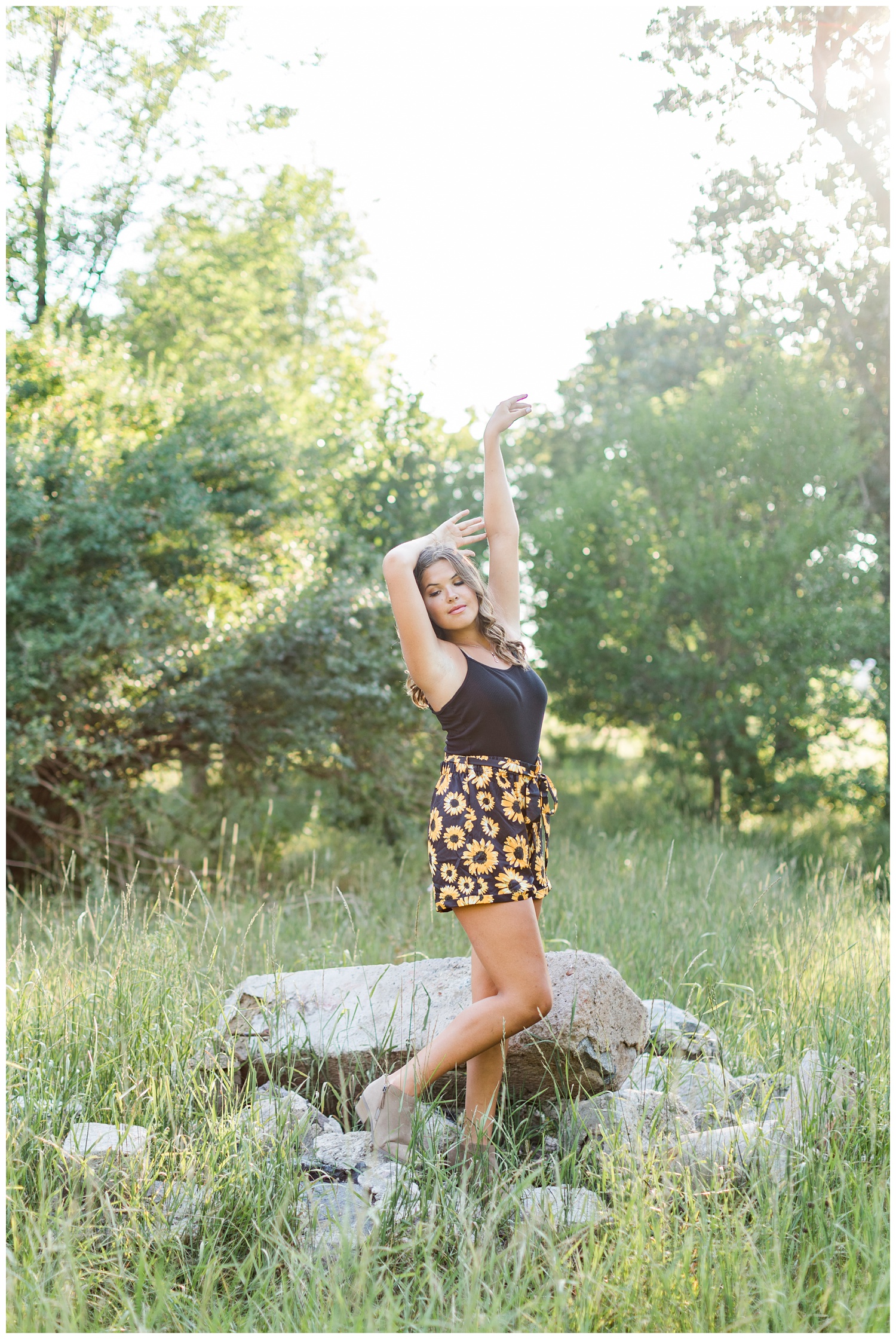 Analia poses gracefully in the middle of a grassy pasture in Iowa | CB Studio