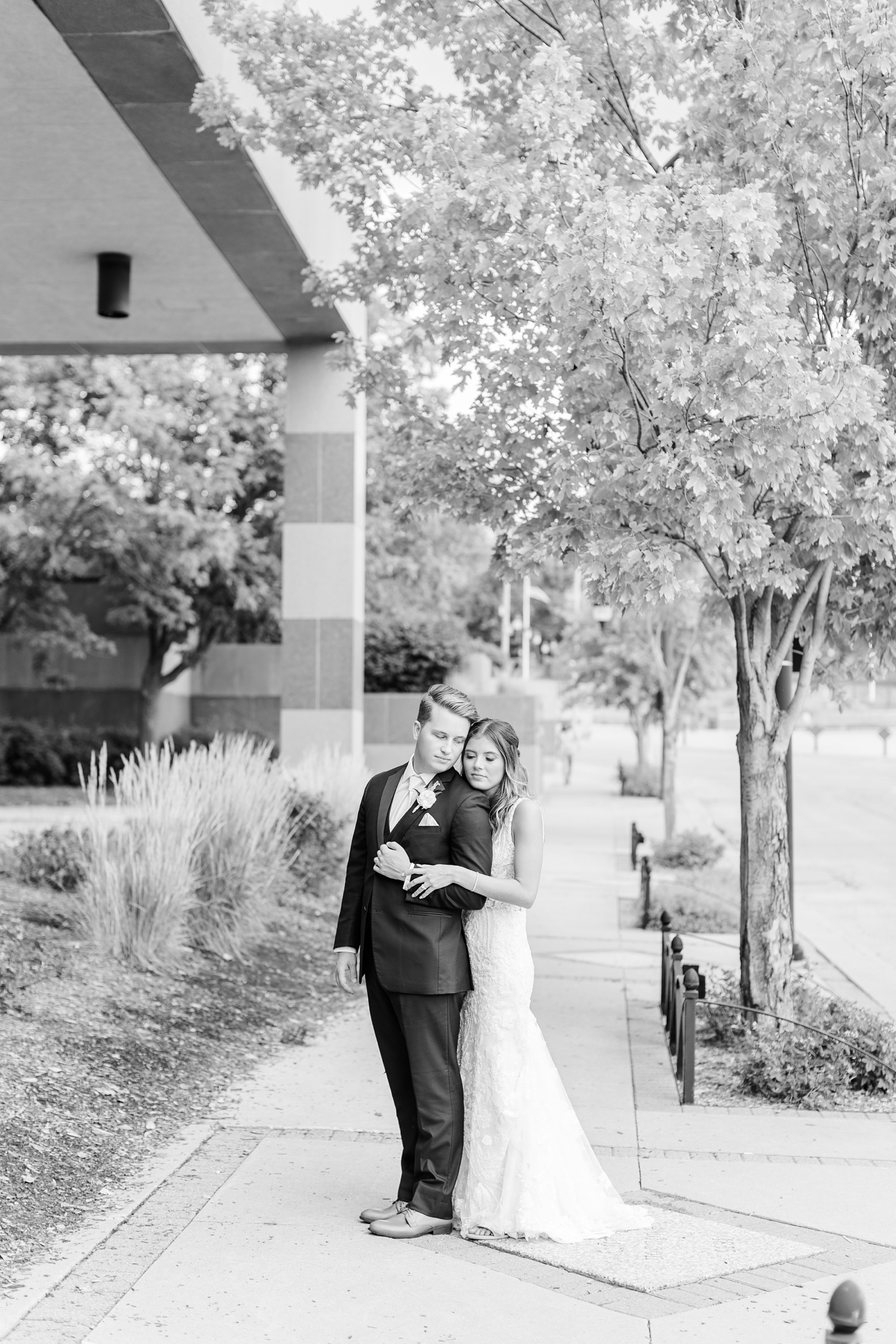 Jadi hugs her groom from behind in downtown Des Moines | CB Studio