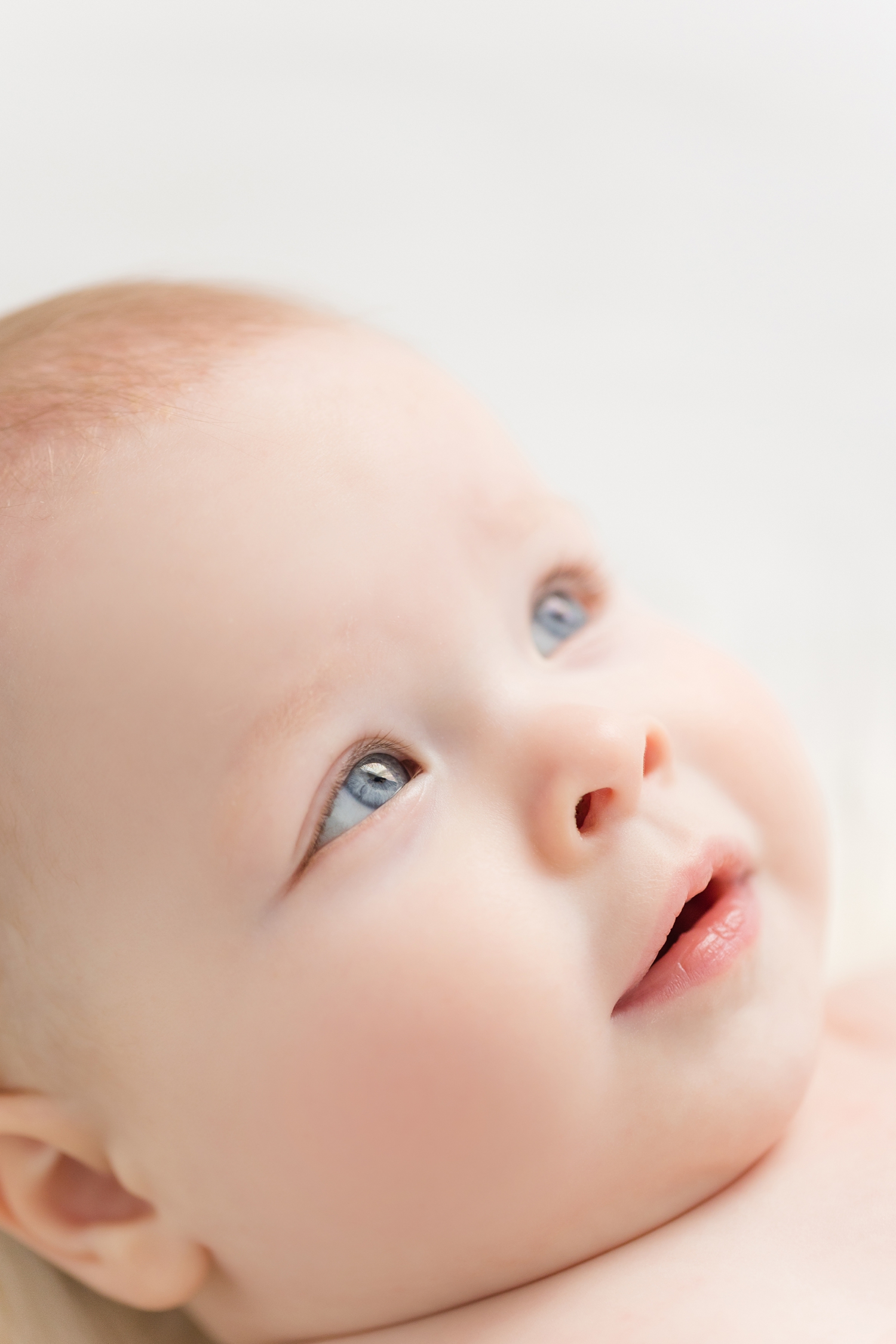 Baby Shae's profile as she stares at her daddy | CB Studio
